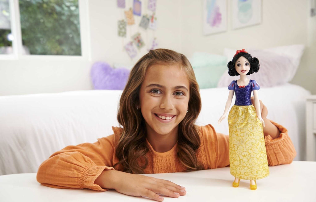 Disney Princess Snow White Fashion Doll with Black Hair, Brown Eyes & Hair Accessory